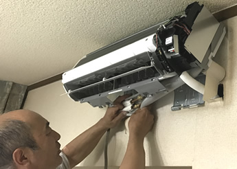 壁掛けエアコンの隠ぺい配管は機械の裏側で配管を接続します。