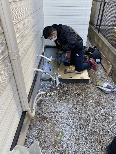 養生期間をおいて基礎ができたら、エコキュートを固定するためのアンカーを打ちます