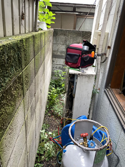 冷媒（フロン類）が空気中に漏れないようにしっかりと回収します