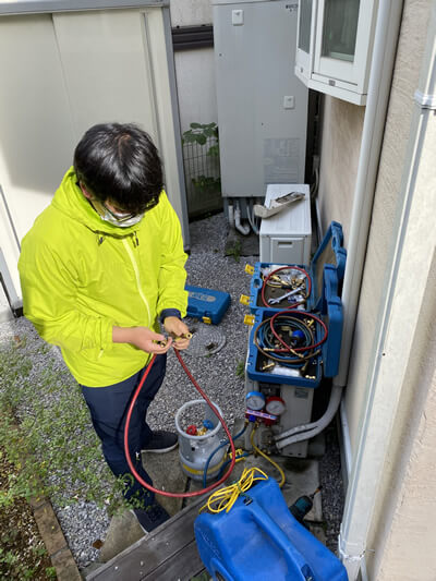 屋外にある既設の室内機からフロン類を回収します