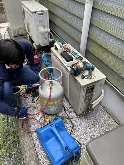 既設の室外機からフロン類を回収します