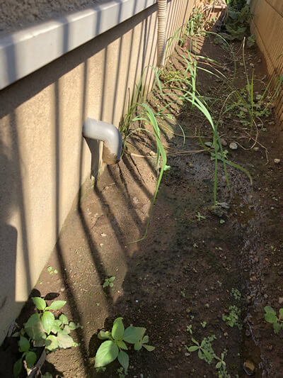 お客さまの住宅外部にある排水管を確認しました