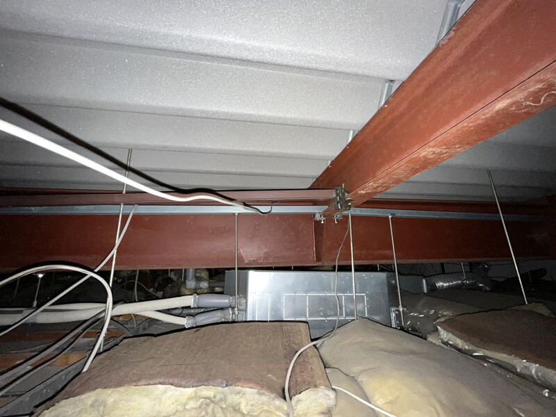 天井裏のふところが広いため、配管は容易に通りそうです