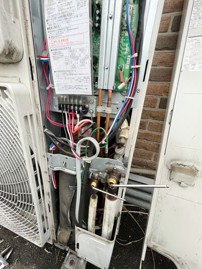ポンプダウンを行って室外機にフロン類を集めます