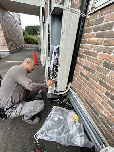 新しい室外機も設置して、機器の試運転を行います
