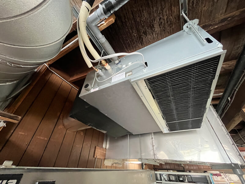 室内機は半屋外の加工室外に設置します