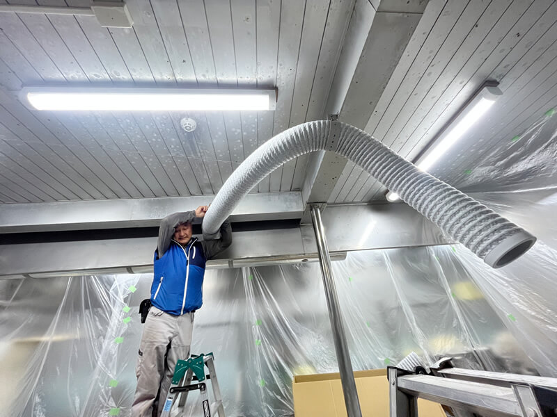 作業場所に直接送風するよう、ダクトの吹き出し口を調整します