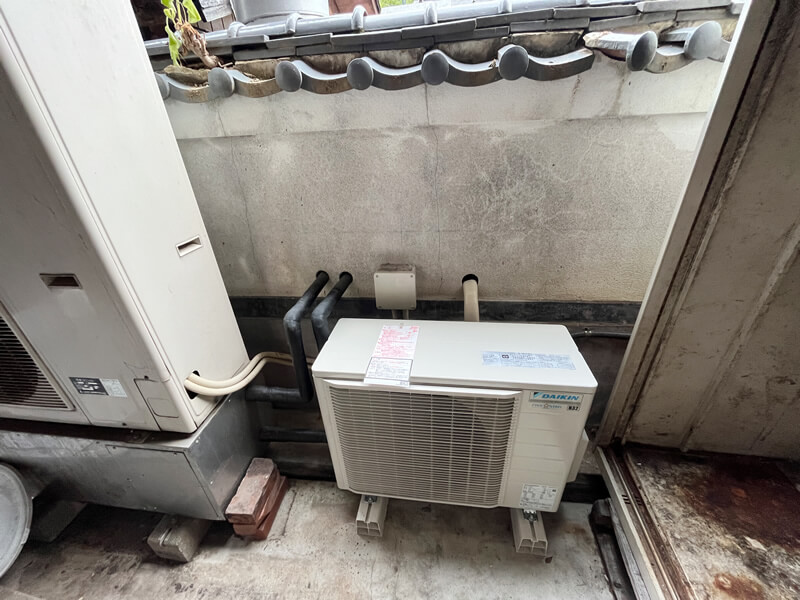 室外機を設置します