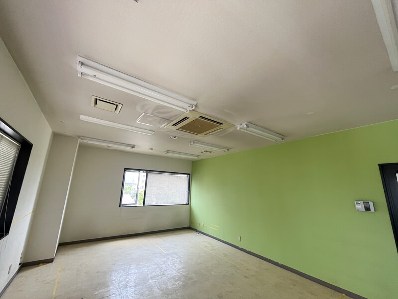 三菱重工製の3馬力天井カセット型業務用エアコンが設置されていました