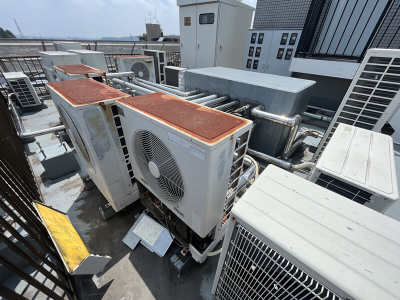 室外機が並ぶように設置されており、スペースに余裕がない状況でした