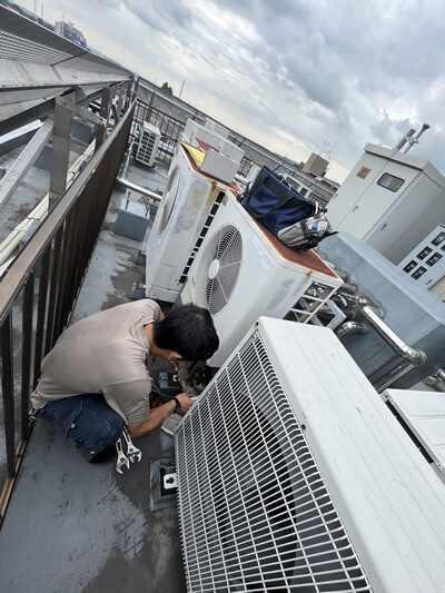 ポンプダウンを行って、既設の室外機を取り外します