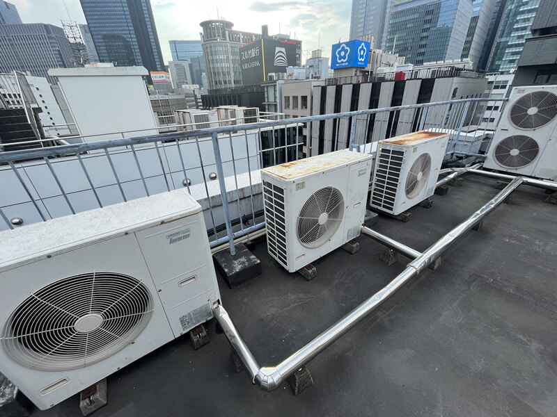 写真の左から3番目の室外機が今回の交換対象になります