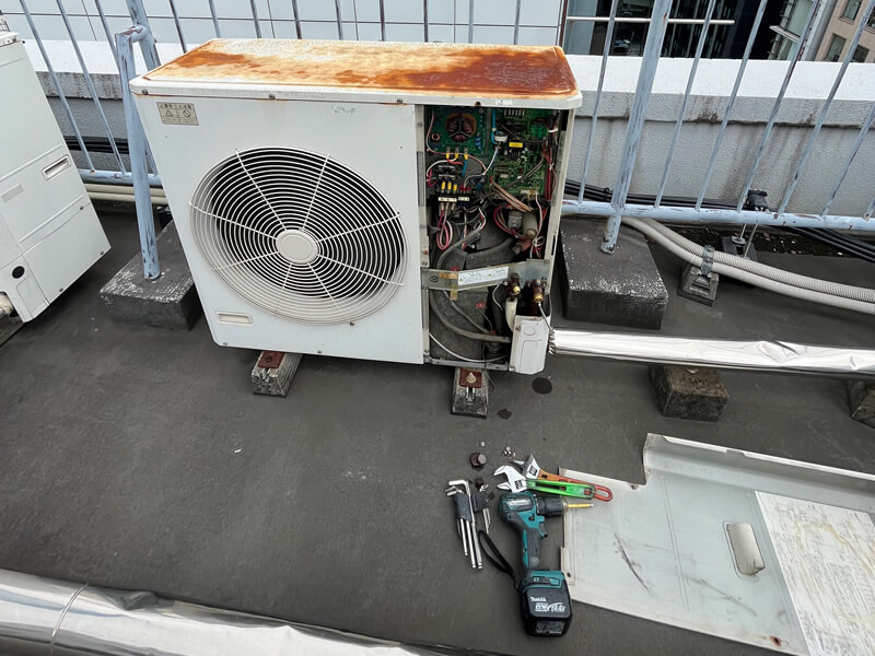 ポンプダウンを行って、既設の室外機を取り外します