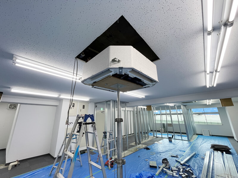 室内を養生して、既設の室内機を取り外します