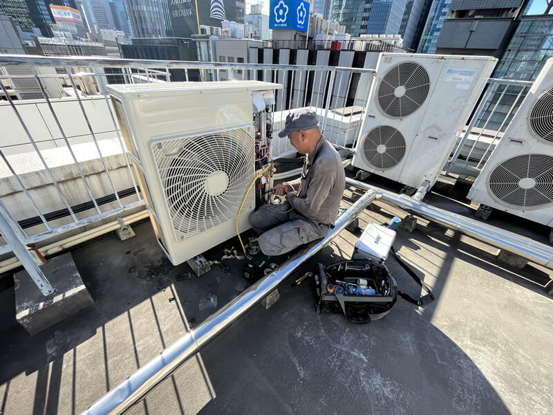 新しい室外機を設置して、各種配管を接続後、気密試験と真空引きを行います