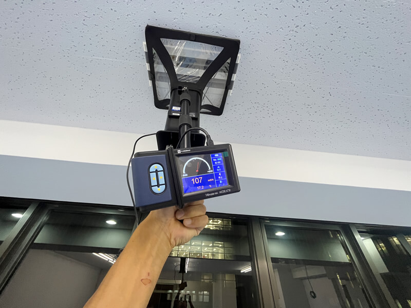 機器の試運転と風量の測定を行います