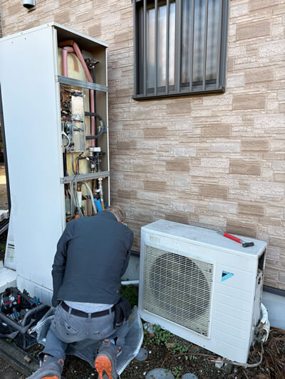 貯湯タンク内の水を抜きます