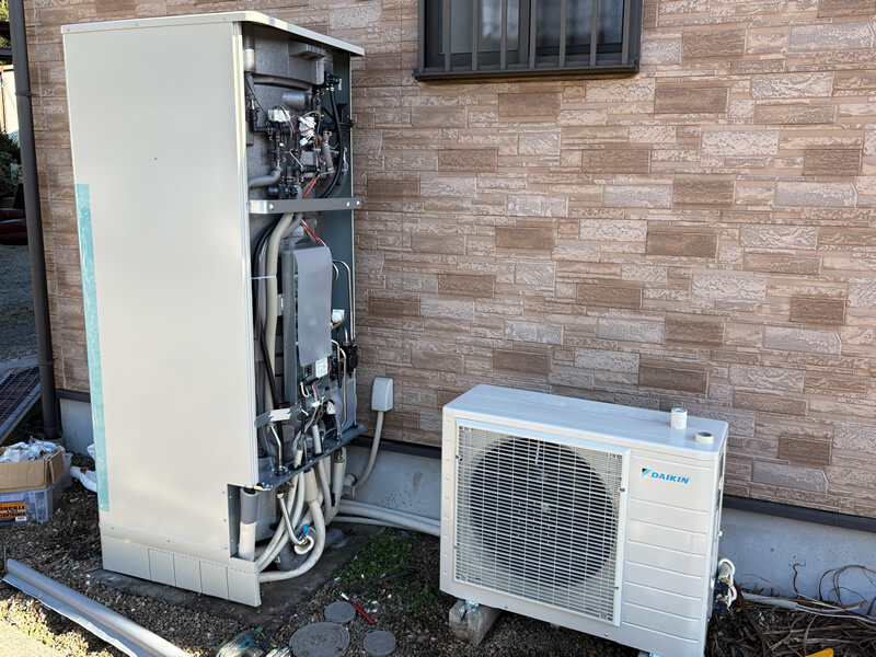 ヒートポンプを設置して配管を接続し、保温材を巻いていきます