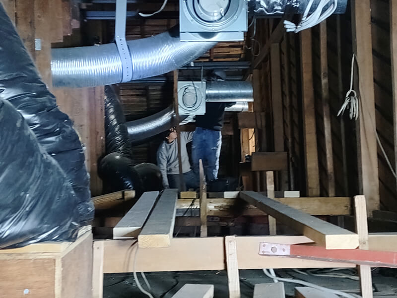 排気ファンがかなり振動していることに加え、ダクトも一緒に振動していることで、大きな騒音を発生させていました