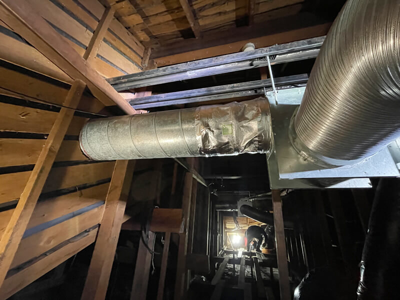 個室ごとに排気ダクトが並んで設置されているため、足場を確保しながら順番に作業を行っていきます
