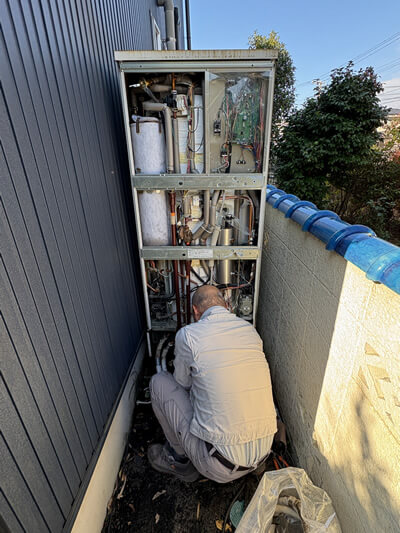 貯湯タンクの排水を行って、撤去の準備を行います
