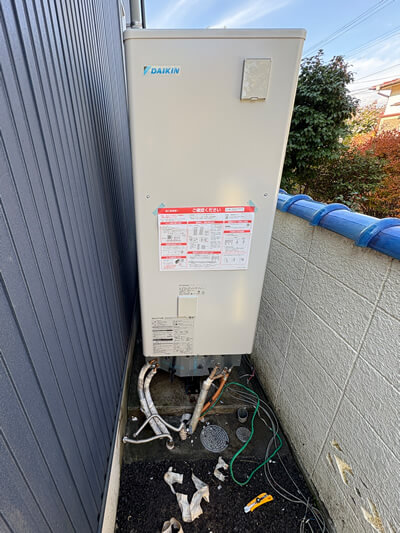 新しい貯湯タンクを設置します