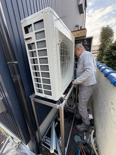 各種配管を接続し、漏れがないか確認します