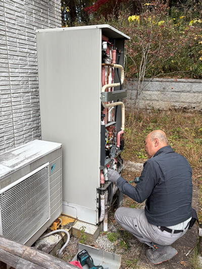 貯湯タンク内の水を抜いたあと、各種配管を外していきます