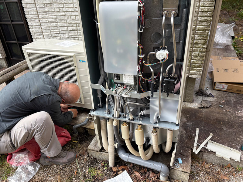 新しいエコキュートを設置して、各種配管を接続します