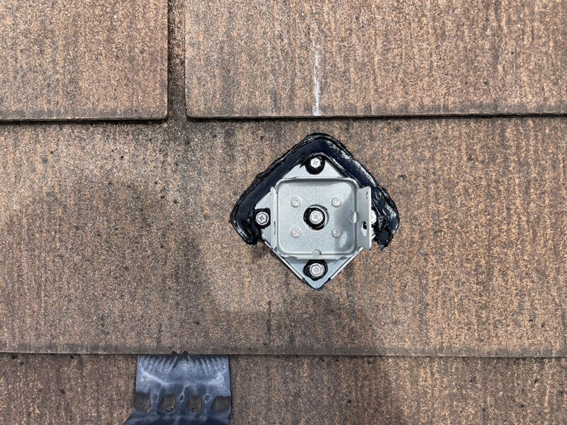 墨出し(設計図の情報をもとに工事現場に書き出す作業)して、架台用のボルトを設置します