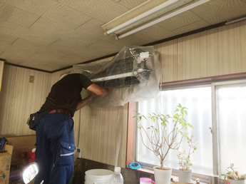 水が飛び跳ねないようにバッチリ養生します。