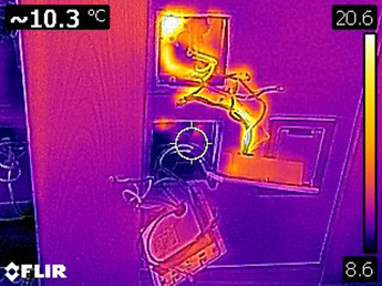 3系統ある床暖房の故障箇所を赤外線サーモグラフィーで特定しています。