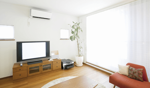 ルームエアコンのついた部屋